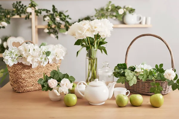 Festive Table Setting Tea Set Flowers Table Bouquet Roses Peonies — Stock Photo, Image