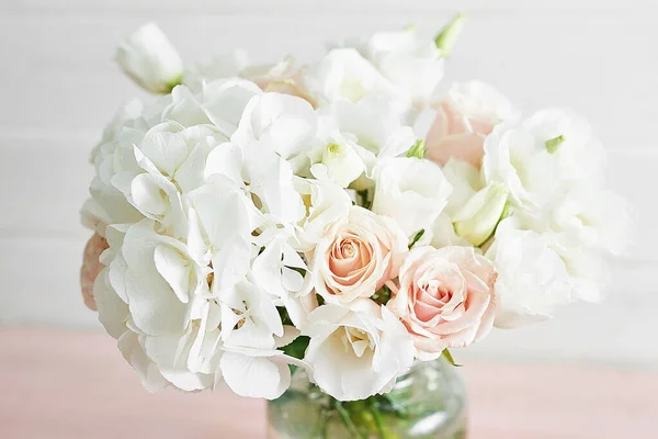 テーブルの上にバラ ユースタス アジサイの花束 紅茶と写真のフレームのカップ 母の日のグリーティングカード おはようございます 誕生日おめでとう 結婚式の招待状 バレンタインの花の組成 — ストック写真