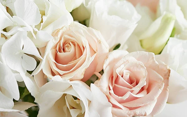 テーブルの上にバラ ユースタス アジサイの花束 紅茶と写真のフレームのカップ 母の日のグリーティングカード おはようございます 誕生日おめでとう 結婚式の招待状 バレンタインの花の組成 — ストック写真