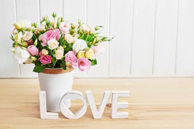 Kadınlar günü için çiçekler. Anneler günü tebrik kartı. Bir buket çiçek, vazoda güller. Doğum günün kutlu olsun! Sevgililer günü hediyesi. 14 Şubat. Konseptine bayılıyorum. Çiçek teslimatı.