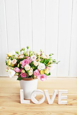 Kadınlar günü için çiçekler. Anneler günü tebrik kartı. Bir buket çiçek, vazoda güller. Doğum günün kutlu olsun! Sevgililer günü hediyesi. 14 Şubat. Konseptine bayılıyorum. Çiçek teslimatı.