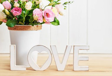 Kadınlar günü için çiçekler. Anneler günü tebrik kartı. Bir buket çiçek, vazoda güller. Doğum günün kutlu olsun! Sevgililer günü hediyesi. 14 Şubat. Konseptine bayılıyorum. Çiçek teslimatı.