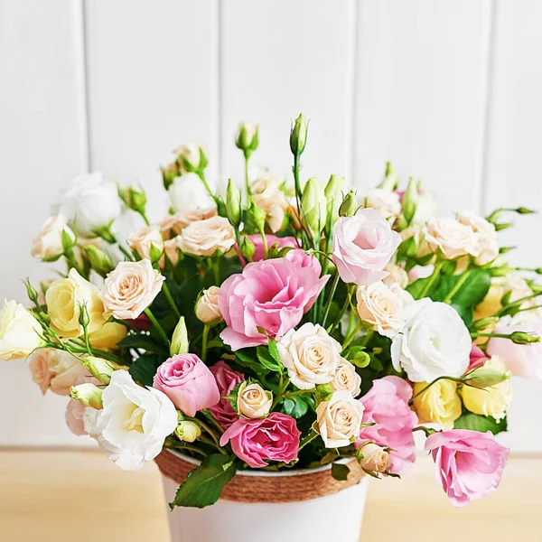 Blumen Zum Frauentag Muttertagsgrußkarte Blumenstrauß Eustoma Und Rosen Der Vase — Stockfoto