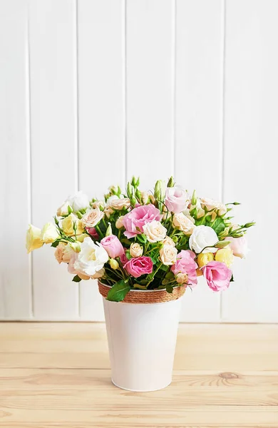 Blumen Zum Frauentag Muttertagsgrußkarte Blumenstrauß Eustoma Und Rosen Der Vase — Stockfoto