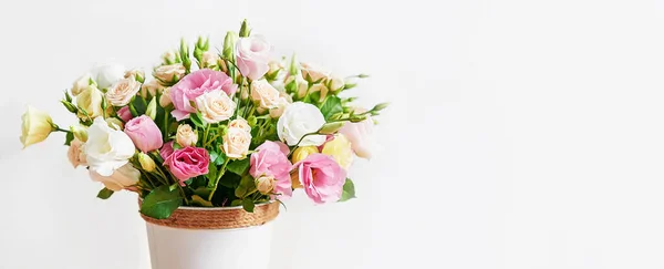 Blumen Zum Frauentag Muttertagsgrußkarte Blumenstrauß Eustoma Und Rosen Der Vase — Stockfoto