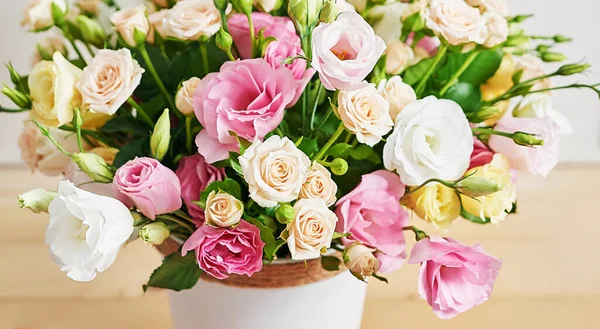 Blumen Zum Frauentag Muttertagsgrußkarte Blumenstrauß Eustoma Und Rosen Der Vase — Stockfoto