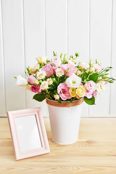 Blumen Und Fotorahmen Frauentag Muttertagsgrußkarte Blumenstrauß Eustoma Und Rosen Der — Stockfoto