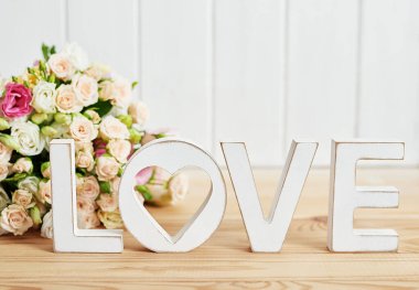 Kadınlar günü için çiçekler. Anneler günü tebrik kartı. Bir buket çiçek, vazoda güller. Doğum günün kutlu olsun! Sevgililer günü hediyesi. 14 Şubat. Konseptine bayılıyorum. Çiçek teslimatı. Çiçekçi..