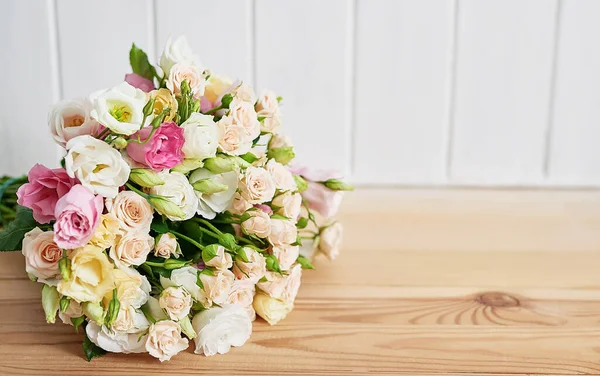 Blumen Zum Frauentag Muttertagsgrußkarte Blumenstrauß Eustoma Und Rosen Der Vase — Stockfoto