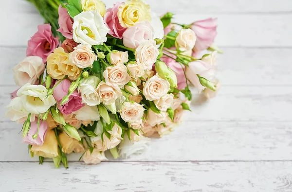 Blumen Zum Frauentag Muttertagsgrußkarte Blumenstrauß Eustoma Und Rosen Der Vase — Stockfoto