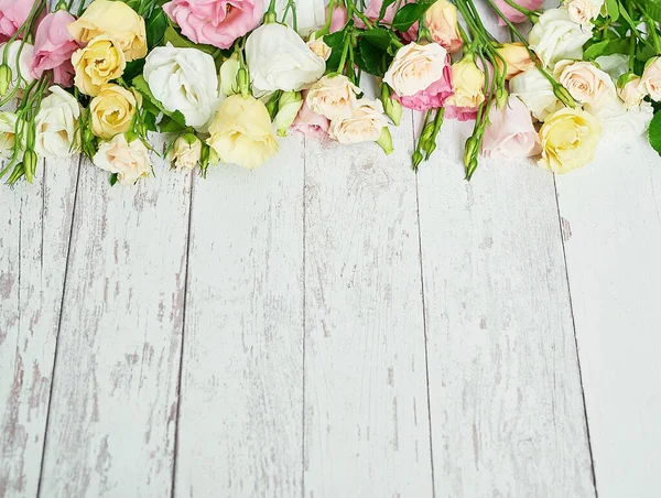 Blumen Zum Frauentag Muttertagsgrußkarte Blumenstrauß Eustoma Und Rosen Der Vase — Stockfoto