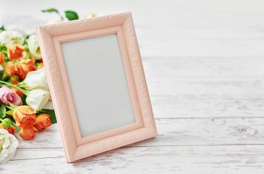 Çiçekler, fotoğraf çerçevesi, kadınlar günü. Anneler günü tebrik kartı. Bir buket çiçek, vazoda güller. Doğum günün kutlu olsun! Sevgililer günü hediyesi. 14 Şubat. Konseptine bayılıyorum. Çiçek teslimatı.