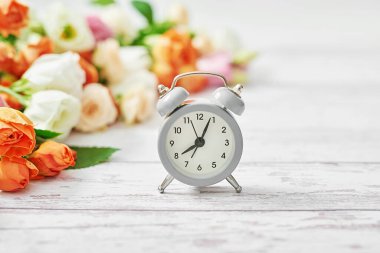 Sıcak bir sabah. Anneler günü çiçek kartı. Bir buket çiçek ve çalar saat. İyi sabahlar. Kadın Günü için yaratıcı bir kahvaltı. Uzayı kopyala Paskalya baharı hayat sahnesi. Zaman kavramı.