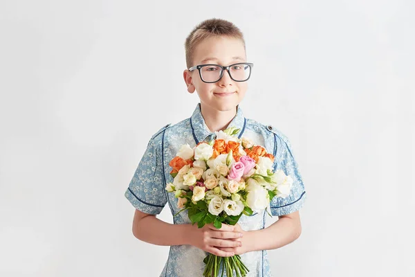 Niño Con Ramo Flores Tarjeta Felicitación Del Día Madre Fondo — Foto de Stock