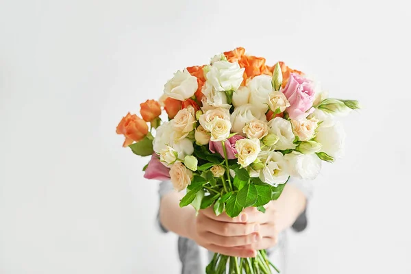 Junge Mit Blumenstrauß Muttertagsgrußkarte Glücklicher Muttertag Hintergrund Federkärtchen Vorlage Alles — Stockfoto