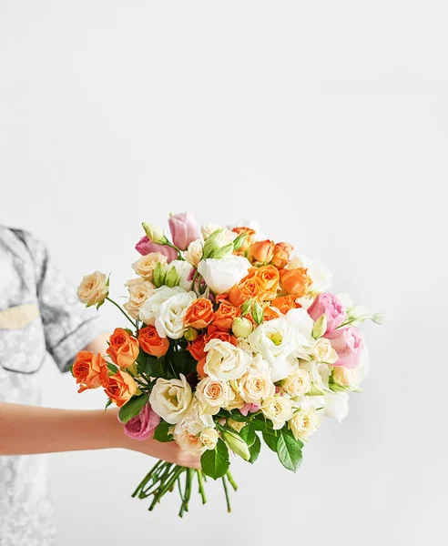 Junge Mit Blumenstrauß Muttertagsgrußkarte Glücklicher Muttertag Hintergrund Federkärtchen Vorlage Alles — Stockfoto