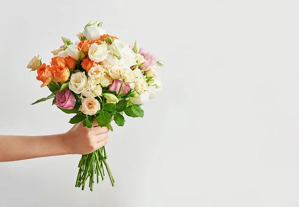 Junge Mit Blumenstrauß Muttertagsgrußkarte Glücklicher Muttertag Hintergrund Federkärtchen Vorlage Alles — Stockfoto