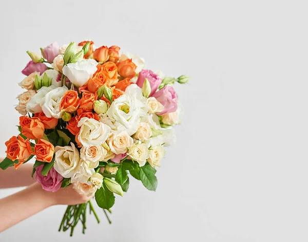 Junge Mit Blumenstrauß Muttertagsgrußkarte Glücklicher Muttertag Hintergrund Federkärtchen Vorlage Alles — Stockfoto