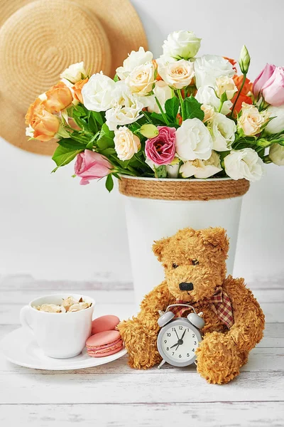 女性の日のための花や贈り物 母の日の挨拶カード ぬいぐるみベア 花瓶の花の花束 誕生日おめでとう バレンタインの日の贈り物 2月14日 愛の概念 — ストック写真