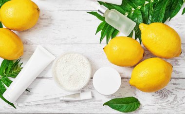 Doğal organik ev yapımı limonlu kozmetik. Cilt bakımı. Spa salonu ve tedaviler. Güzellik uzmanı. Kil, limon, güzellik ürünleri. Tropik yaz konsepti. Düz yat, boşluğu kopyala.