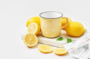Limonlu çay. Bir fincan çay. Sıcak bir sabah. Sağlıklı kahvaltı. İyi sabahlar. Sağlık önleme. Vitaminler. Citruslar soğuk algınlığı, kopyalama alanı. Aromaterapi. Yemek havası. Yiyecek ve içecek, hayat sigortası.
