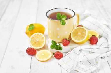 Limonlu ve çilekli çay. Sıcak bir sabah. Sağlıklı kahvaltı. İyi sabahlar. Sağlık önleme. Vitaminler. Citruslar soğuk algınlığı, kopyalama alanı. Aromaterapi. Yemek havası. Yiyecek ve içecek, hala hayat sağlığı..