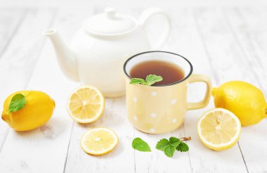 Limonlu çay. Bir fincan çay. Sıcak bir sabah. Sağlıklı kahvaltı. İyi sabahlar. Sağlık önleme. Vitaminler. Citruslar soğuk algınlığı, kopyalama alanı. Aromaterapi. Yemek havası. Yiyecek ve içecek, hayat sigortası.