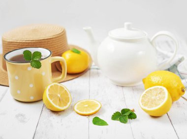 Limonlu çay. Bir fincan çay. Sıcak bir sabah. Sağlıklı kahvaltı. İyi sabahlar. Sağlık önleme. Vitaminler. Citruslar soğuk algınlığı, kopyalama alanı. Aromaterapi. Yemek havası. Yiyecek ve içecek, hayat sigortası.