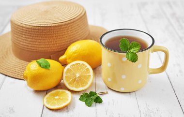 Limonlu çay. Bir fincan çay. Sıcak bir sabah. Sağlıklı kahvaltı. İyi sabahlar. Sağlık önleme. Vitaminler. Citruslar soğuk algınlığı, kopyalama alanı. Aromaterapi. Yemek havası. Yiyecek ve içecek, hayat sigortası.