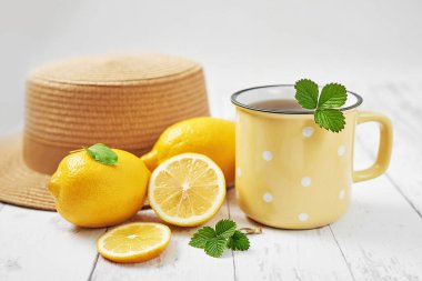 Limonlu çay. Bir fincan çay. Sıcak bir sabah. Sağlıklı kahvaltı. İyi sabahlar. Sağlık önleme. Vitaminler. Citruslar soğuk algınlığı, kopyalama alanı. Aromaterapi. Yemek havası. Yiyecek ve içecek, hayat sigortası.