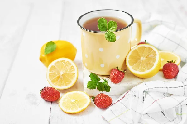 Limonlu ve çilekli çay. Sıcak bir sabah. Sağlıklı kahvaltı. İyi sabahlar. Sağlık önleme. Vitaminler. Citruslar soğuk algınlığı, kopyalama alanı. Aromaterapi. Yemek havası. Yiyecek ve içecek, hala hayat sağlığı..