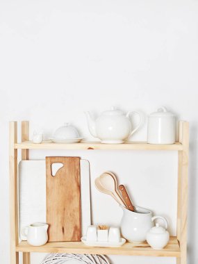 Mutfak gereçleri, aletler, şef aksesuarları ve ahşap rafta bulaşık takımı. Mutfağın kırsal bölgesi. Ev mutfak dekorasyonu konsepti. Uzayı kopyala Çağdaş mutfak gereçleri.