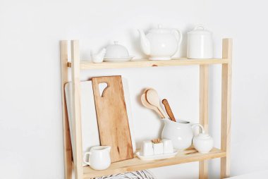 Mutfak gereçleri, aletler, şef aksesuarları ve ahşap rafta bulaşık takımı. Mutfağın kırsal bölgesi. Ev mutfak dekorasyonu konsepti. Uzayı kopyala Çağdaş mutfak gereçleri.