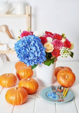 Sonbahar hasat balkabağı arka planı. Balkabakları ve çiçekler masada. Şükran Günü masası. Uzayı kopyala Cadılar Bayramı ya da mevsimsel sonbahar. Tasarım modeli. Tebrik kartı. Sonbahar mutfağı