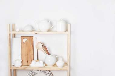 Mutfak gereçleri, aletler, şef aksesuarları ve ahşap rafta bulaşık takımı. Mutfağın kırsal bölgesi. Ev mutfak dekorasyonu konsepti. Uzayı kopyala Çağdaş mutfak gereçleri.