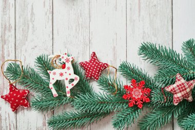 Noel ağacı kırmızı oyuncak geçmişi. Beyaz ahşap arka planda çam dalları. Düz yatıyordu. Uzayı kopyala Mutlu yıllar tebrik kartı. Noel ve yeni yıl tatili. Kış tatilleri ve tatiller.