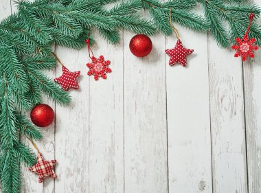 Noel ağacı kırmızı oyuncak geçmişi. Beyaz ahşap arka planda çam dalları. Düz yatıyordu. Uzayı kopyala Mutlu yıllar tebrik kartı. Noel ve yeni yıl tatili. Kış tatilleri ve tatiller.