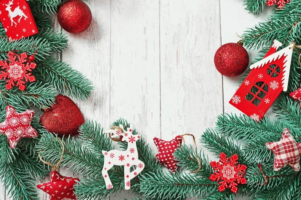 Рождественские Елки Красные Игрушки Фон Сосновые Ветви Белом Деревянном Фоне — стоковое фото