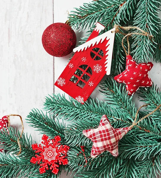 Árbol Navidad Rojo Juguetes Fondo Ramas Pino Sobre Fondo Madera —  Fotos de Stock