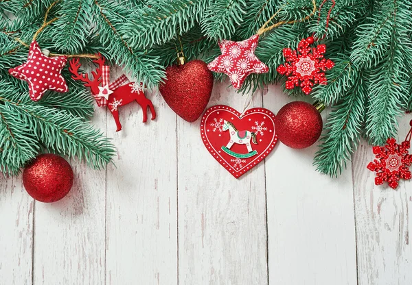 Рождественские Елки Красные Игрушки Фон Сосновые Ветви Белом Деревянном Фоне — стоковое фото