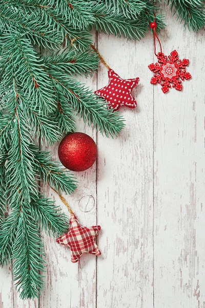 Árbol Navidad Rojo Juguetes Fondo Ramas Pino Sobre Fondo Madera — Foto de Stock