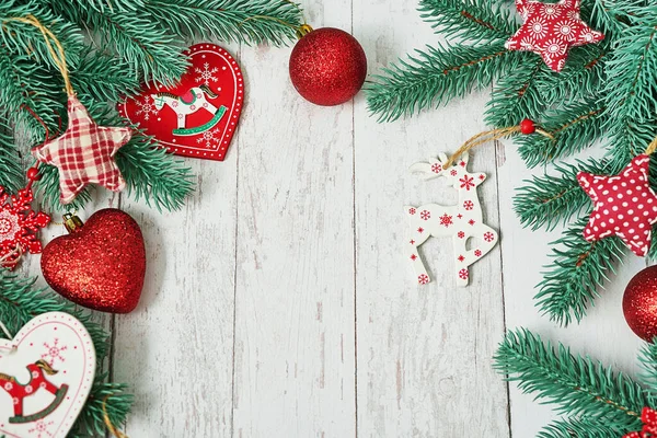 Árbol Navidad Rojo Juguetes Fondo Ramas Pino Sobre Fondo Madera —  Fotos de Stock