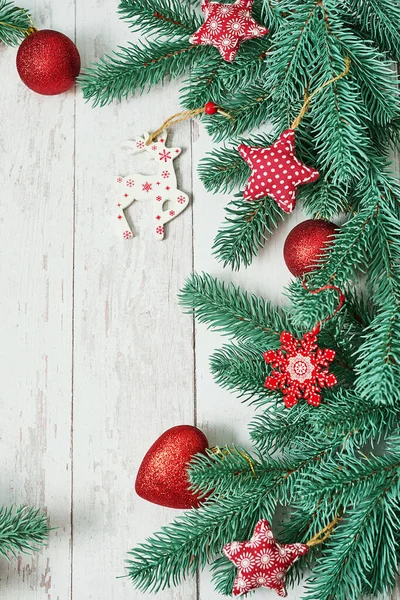크리스마스 장난감 배경에는 소나무 가지가 평평하게 받으세요 크리스마스와 방학과 — 스톡 사진