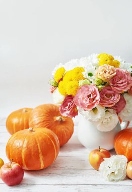 Sonbahar hasat balkabağı arka planı. Balkabakları, elmalar ve çiçekler masada. Şükran Günü masası. Uzayı kopyala Cadılar Bayramı ya da mevsimsel sonbahar. Tasarım modeli. Tebrik kartı. Sonbahar mutfağı