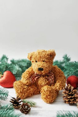 Mutlu Noeller yumuşak oyuncak ayı tebrik kartı. Beyaz arka planda köknar ağacı dalları, kış tatilleri. Lüks yeni yıl hediyesi. Noel kutlaması. Xmas maketi