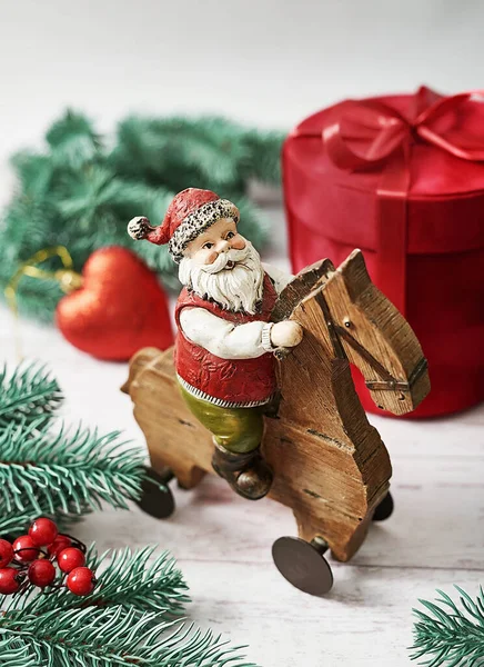 Рождественской Открыткой Санта Клауса Подарки Елки Ветви Белом Фоне Зимние — стоковое фото
