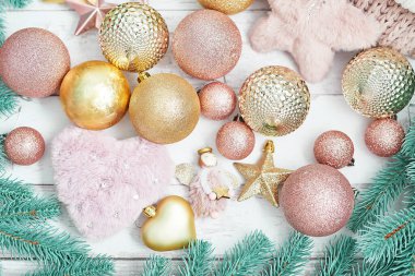 Mutlu Noel oyuncakları geçmişi. Mutlu yıllar kompozisyonu! Düz yatıyordu. Uzayı kopyala Kış tatili ve tatil konsepti. Noel kutlaması. Xmas maket yapıyor. Tebrik kartı şablonu