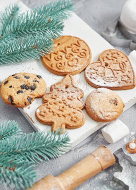 Noel yemeği pişirmek için gerekli malzemeler. Çeşitli şekillerde Noel zencefilli ekmek. Kutlama yemekleri, aile yemekleri, Mutlu Noeller ve yeni yıl gelenekleri konsepti.