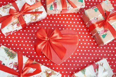 Hediye kutuları Noel ağacı arka planı. Lüks yeni yıl hediyesi. Hediye kutusuyla mutlu Noeller. Noel kutlaması. Kış tatilleri. Xmas maket yapıyor. Tebrik kartı şablonu.