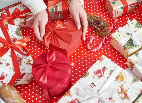 Femme Tenant Des Cadeaux Noël Coffrets Cadeaux Arbre Noël Fond — Photo